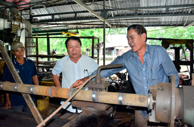 CHẾ MÁY NÔNG NGHIỆP CHO NÔNG DÂN TỪ SẮT VỤN